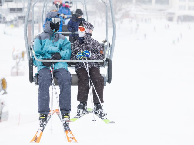 地方のスキー場での楽しい冬旅行！